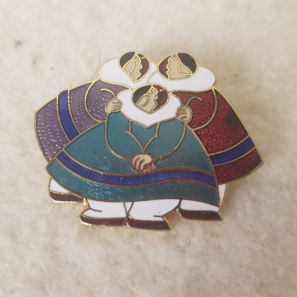 Barbara Lavallee Cloisonne enamel Pin Inuit ladies Hug Arctic‎ Native American